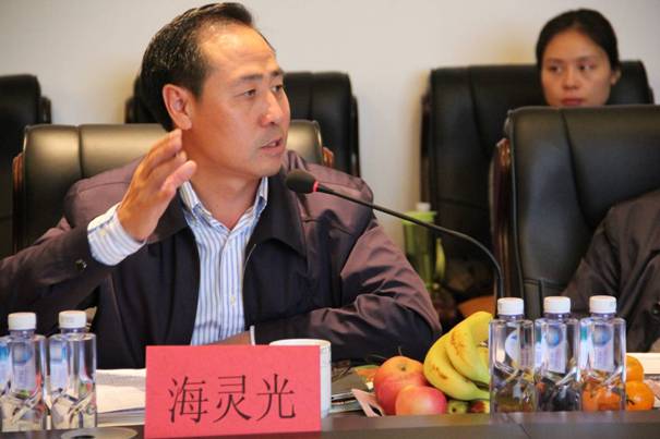 海南省內蒙古商會(huì )會(huì )長(cháng)、內蒙古農牧業(yè)產(chǎn)業(yè)化龍頭企業(yè)協(xié)會(huì )海南辦事處主任海靈光介紹對接情況.JPG